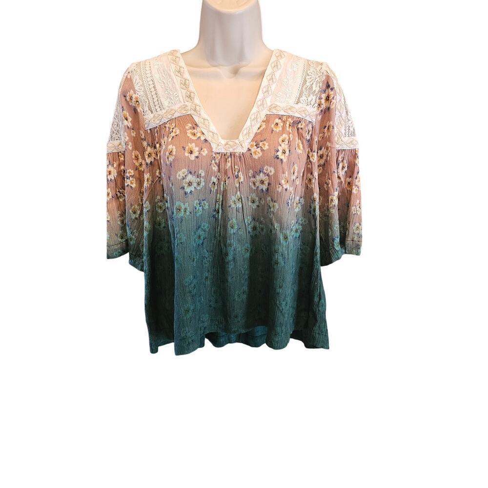 GIMMICKS BKE Womens Blouse SZ XS Green Gables Dip Dye Ombre Floral Lace V-Neck